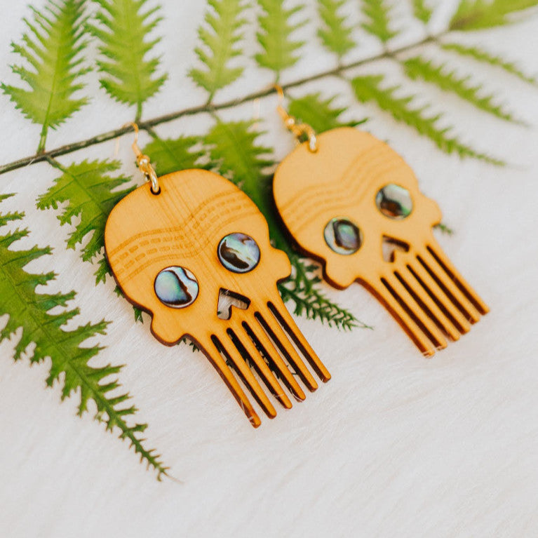 A pair of cedar Skull Combs