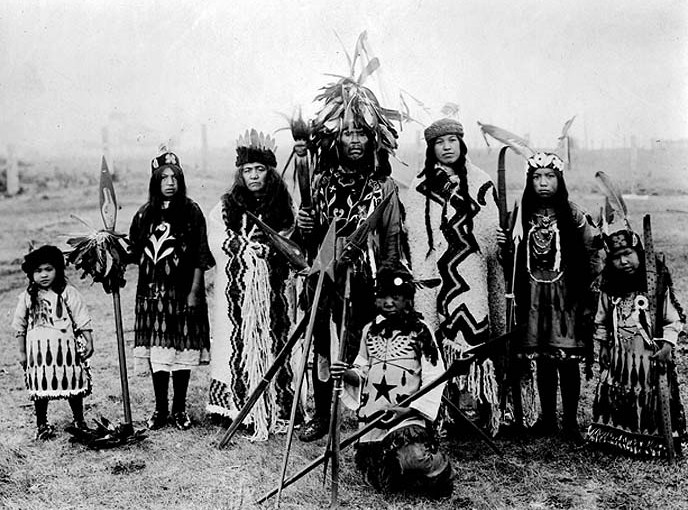 A group of Lummi people in 1915 stand together